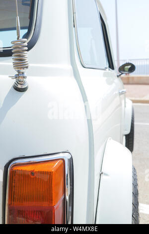 Detailansicht des Retro Vintage Auto Scheinwerfer. Sommer Auto-show Konzept, Hochformat Stockfoto