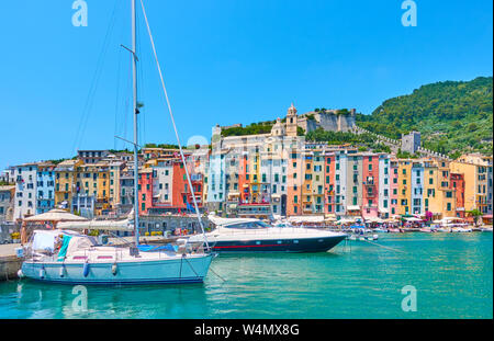 Panorama der Küstenstadt Porto Venere (Portovenere) im Nationalpark Cinque Terre, Ligurien, Italien Stockfoto