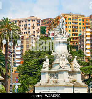 Christopher Kolumbus Denkmal und bunten Häuser in Genua, Italien. Stockfoto