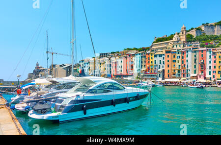 Panoramablick auf die Marina und Porto Venere (Portovenere) Stadt in der Nationalpark der Cinque Terre, Ligurien, Italien Stockfoto