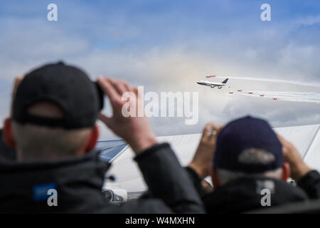 Flugzeuge enthustiasts Fotografieren mit dem Handy eines Flying Display von einem boac livery Boeing 747 400, die sich in der Ausbildung mit den roten Pfeilen Stockfoto