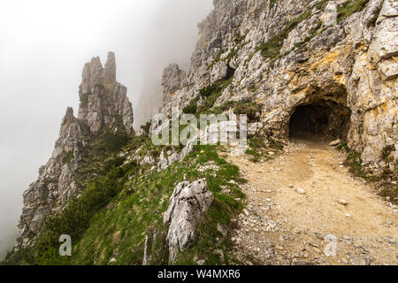 Mountain Road in den italienischen Alpen Stockfoto