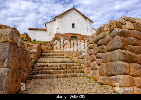 Steintreppen aus der Kolonialkirche, archäologische Stätte Chinchero, Inkaruinen, Inkarauer, Heiliges Tal, Peru Stockfoto