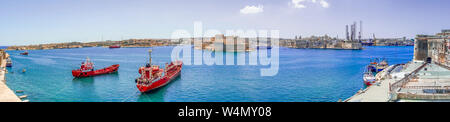 Panoramablick auf die Skyline von alten Abwehr von Valletta und Großen Hafen mit Schiffen und drei befestigten Städte Birgu, Isla und Bormla, Malta Stockfoto