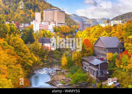 Jozankei, Japan Gasthäuser und River Skyline während der Herbstsaison.