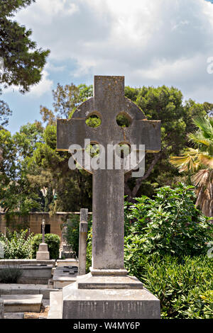 Alte Grabstein mit keltischen Kreuz einer alten Soldatenfriedhof, Malta Stockfoto