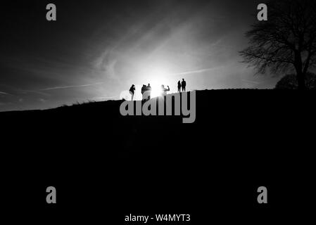 Silhouette der Menschen auf dem Hügel, Schottland Stockfoto