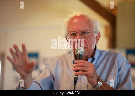 07212019 - Ft. Madison, Iowa, USA: Senator Bernie Sanders, der ausgeführt wird, um die demokratische Nominierung für das Amt des Präsidenten der Vereinigten Staaten, spricht mit Anhängern am Rodeo Park Tierheim, Sonntag, Juli 21, 2019 in Ft. Madison, Iowa. Stockfoto