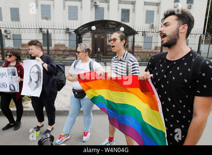 Ukrainische LGBT-Aktivisten halten ein Bild von Elena Grigorieva und LGBT-Flagge während des Protestes. Protest anspruchsvolle für einen Mord Untersuchung des Russischen LGBT-Rechte Aktivist Elena Grigoryeva außerhalb der Russischen Botschaft in Kiew, Ukraine. Nach Angaben der Medien ein Bekannter LGBT-Rechte Aktivist Elena Grigoryeva, 41, war tot mit mehreren Schnittwunden in St. Petersburg in Russland am Sonntag gefunden, am 21. Juli 2019. Elena Grigorieva aktiv unterstützt die Rechte der Frauen, die LGBT Gemeinschaft, und ging auf pro-ukrainischen Aktionen in der Russischen Föderation zur Unterstützung der Krimtataren und ukrainischen politischen Gefangenen. Stockfoto