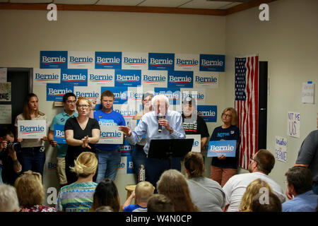 07212019 - Ottumwa Iowa, USA: Senator Bernie Sanders, der ausgeführt wird, um die demokratische Nominierung für das Amt des Präsidenten der Vereinigten Staaten, spricht bei der Eröffnung des Ottawa Campaign Office, Sonntag, Juli 21, 2019 in Ottumwa, Iowa. Stockfoto