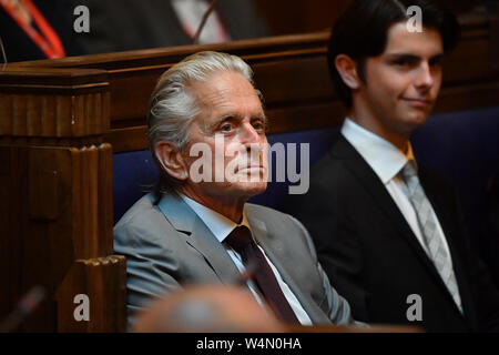 Catherine Zeta-Jones mit ihrem Ehemann Michael Douglas und Sohn Dylan Douglas ansehen Catherine Zeta-Jones an der Guildhall, Swansea, während einer Zeremonie, wo Sie von Ihrer Heimatstadt mit der Ehrenamtlichen Freiheit der Stadt und Grafschaft von Swansea geehrt wurde. Stockfoto