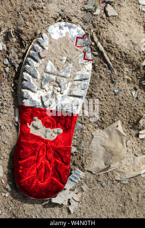 Die unter der Flagge von Malta ist auf der Sohle eines alten Boot dargestellt. Ökologie Konzept mit Umweltverschmutzung von Haushalts- und Industrieabfällen. Stockfoto