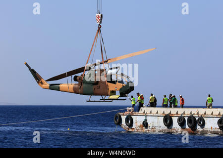 (190724) - Amman, 24. Juli 2019 (Xinhua) - ein Körper von einem Militärhubschrauber, vom jordanischen Royal Air Force gespendet, ist im Roten Meer aus Aqaba eingetaucht, als Teil einer neuen Unterwasser Military Museum, in South Jordan, 24. Juli 2019. Das Museum ist von Aqaba Special Economic Zone gebaut, mehr Touristen im Sommer zu gewinnen, (Foto von Mohammad Abu Ghosh/Xinhua) Stockfoto