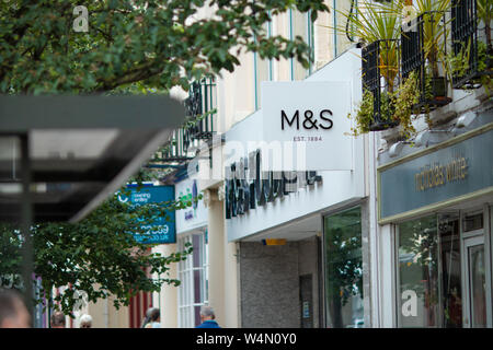 Käufer Wanderung durch das Stadtzentrum von Cheltenham Vergangenheit der modischen uk Clothing Store - Superdry Stockfoto