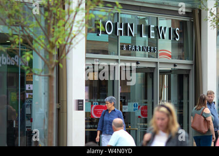 Massen von Käufern vorbei gehen. Die neue John Lewis und Partner Shop im Stadtzentrum von Cheltenham, Gloucestershire, Großbritannien Stockfoto