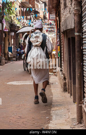 Ein Reisender entlang einer Straße in Kathmandu Stockfoto