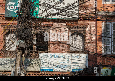 Masse der Kabel ausbreiten aus der Pole auf einer Straße in Kathmandu Stockfoto