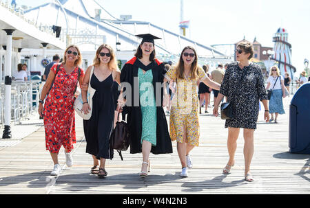 Brighton UK 24. Juli 2019 - Mathilde Compagnon feiert Abschluss an der Universität von Sussex mit einem Spaziergang mit der Familie und Freunden auf Brighton Palace Pier, wie die heißen, sonnigen Wetter in Großbritannien fort. Die hitzewelle Bedingungen sind die Aussichten weiterhin Morgen und Temperaturen erwartet werden neue Datensätze mit, wie man es erreichen kann so hoch wie 39 Grad Celsius in London zu schlagen. Foto: Simon Dack/Alamy leben Nachrichten Stockfoto