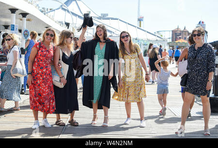Brighton UK 24. Juli 2019 - Mathilde Compagnon feiert Abschluss an der Universität von Sussex mit einem Spaziergang mit der Familie und Freunden auf Brighton Palace Pier, wie die heißen, sonnigen Wetter in Großbritannien fort. Die hitzewelle Bedingungen sind die Aussichten weiterhin Morgen und Temperaturen erwartet werden neue Datensätze mit, wie man es erreichen kann so hoch wie 39 Grad Celsius in London zu schlagen. Foto: Simon Dack/Alamy leben Nachrichten Stockfoto