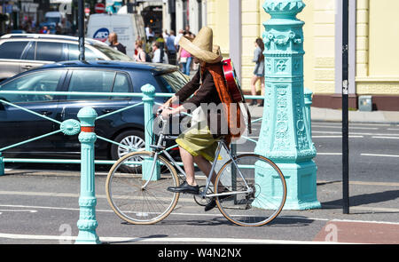 Brighton UK 24. Juli 2019 - Diese Radfahrer bleibt cool in einem großen sonnenhut wie die heißen, sonnigen Wetter in Großbritannien fort. Die hitzewelle Bedingungen sind die Aussichten weiterhin Morgen und Temperaturen erwartet werden neue Datensätze mit, wie man es erreichen kann so hoch wie 39 Grad Celsius in London zu schlagen. Foto: Simon Dack/Alamy leben Nachrichten Stockfoto