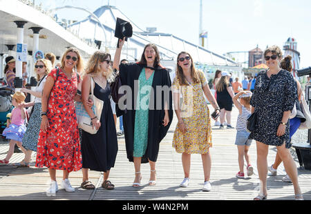 Brighton UK 24. Juli 2019 - Mathilde Compagnon feiert Abschluss an der Universität von Sussex mit einem Spaziergang mit der Familie und Freunden auf Brighton Palace Pier, wie die heißen, sonnigen Wetter in Großbritannien fort. Die hitzewelle Bedingungen sind die Aussichten weiterhin Morgen und Temperaturen erwartet werden neue Datensätze mit, wie man es erreichen kann so hoch wie 39 Grad Celsius in London zu schlagen. Foto: Simon Dack/Alamy leben Nachrichten Stockfoto