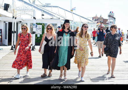 Brighton UK 24. Juli 2019 - Mathilde Compagnon feiert Abschluss an der Universität von Sussex mit einem Spaziergang mit der Familie und Freunden auf Brighton Palace Pier, wie die heißen, sonnigen Wetter in Großbritannien fort. Die hitzewelle Bedingungen sind die Aussichten weiterhin Morgen und Temperaturen erwartet werden neue Datensätze mit, wie man es erreichen kann so hoch wie 39 Grad Celsius in London zu schlagen. Foto: Simon Dack/Alamy leben Nachrichten Stockfoto