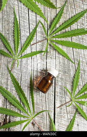 Marihuana Cannabis Blätter und Cannabis Öl in den jar entpacken. Ansicht von oben. Stockfoto