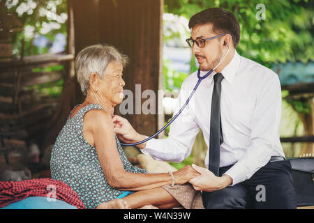 Familie Medizin besucht die ältere Frau im ländlichen Stockfoto