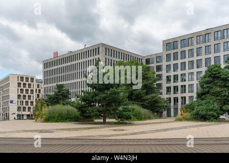 Elisabeth-Schwarzhaupt-Platz, Berlin, Deutschland - Juli 07, 2019: Fassade des Nordbahnhofs Carre Gebäude mit db-Zeichen auf dem Dach Stockfoto