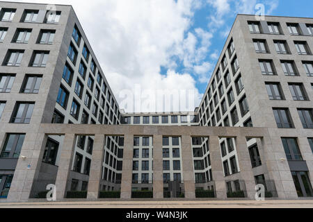 Elisabeth-Schwarzhaupt-Platz, Berlin, Deutschland - Juli 07, 2019: Fassade des Nordbahnhofs Carre Gebäude mit db-Zeichen auf dem Dach Stockfoto