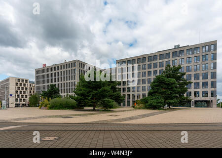 Elisabeth-Schwarzhaupt-Platz, Berlin, Deutschland - Juli 07, 2019: Fassade des Nordbahnhofs Carre Gebäude mit db-Zeichen auf dem Dach Stockfoto