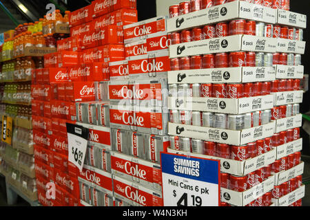 Coca Cola trinken Produkte Anzeige in der Fahrrinne Super Market, New York City, USA Stockfoto