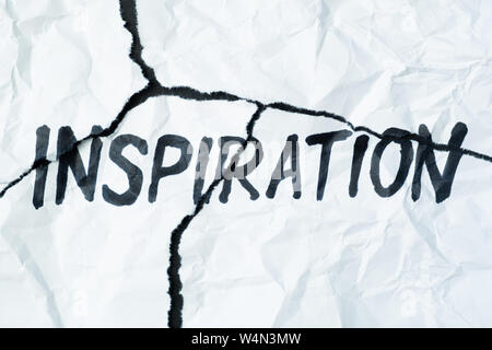 Wort "Inspiration" handschriftlich auf zerrissenes und zerknittertes Papier. Zeichen, Konzept der gescheiterten Pläne und Hoffnungen, abstrakte anschauliches Bild Stockfoto