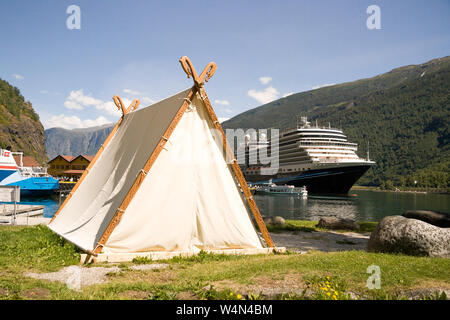 Schöne Flam in Norwegen. Abgebildet ist ein Zelt und im Hintergrund die berühmte Eurodam Kreuzfahrtschiff. Stockfoto