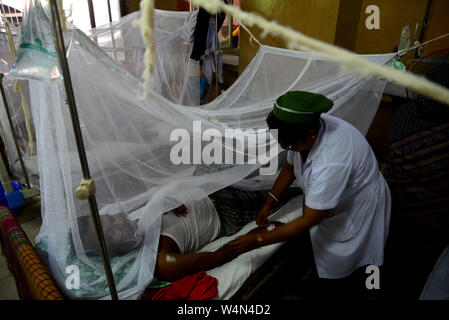 Eine Krankenschwester behandelt einen Patienten bedeckt mit Moskitonetzen, die Leiden von Dengue-fieber Rest in der "haheed Suhrawardy "medizinischen Kollegen Hospita Stockfoto