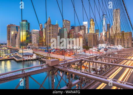 New York, USA Lower Manhattan Skyline von der Brooklyn Bridge. Stockfoto