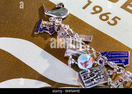 Nahaufnahme des Charm-Armbands auf einem Jahrbuch der High School 1965, USA Stockfoto