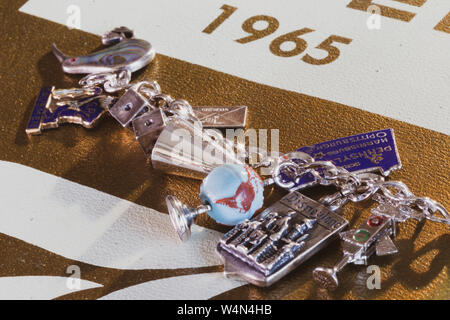 Nahaufnahme des Charm-Armbands auf einem Jahrbuch der High School 1965, USA Stockfoto