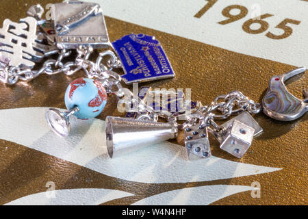 Nahaufnahme des Charm-Armbands auf einem Jahrbuch der High School 1965, USA Stockfoto