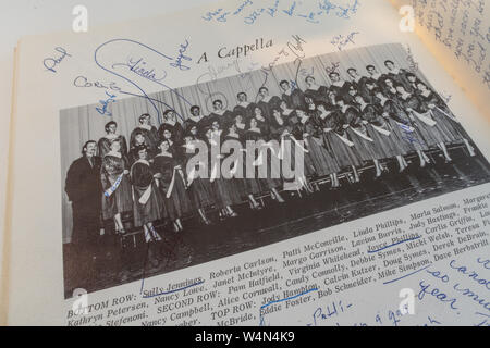 1967 Jahrbuch der High School, Close Up of Choir Group mit Unterschriften, USA Stockfoto