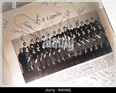 1967 Jahrbuch der High School, Close Up of Choir Group mit Unterschriften, USA Stockfoto