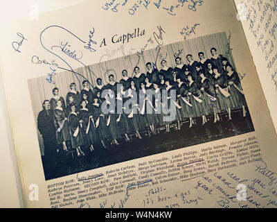 1967 Jahrbuch der High School, Close Up of Choir Group mit Unterschriften, USA Stockfoto