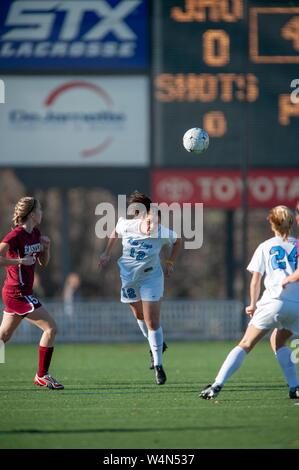 Johns Hopkins Blue Jays Frauen Fußball-Spieler Natalie gehalten, mit Blick auf die Kamera in voller Länge ansehen, die Teilnahme an der NCAA Turnier an der Johns Hopkins Universität, Baltimore, Maryland, 15. November 2009. Vom Homewood Sammlung Fotografie. () Stockfoto