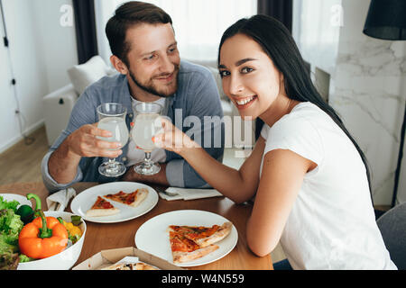 Glückliche Paare haben ein Abendessen mit Pizza zu Hause. Es ist eine gute Zeit verbringen Home Stockfoto