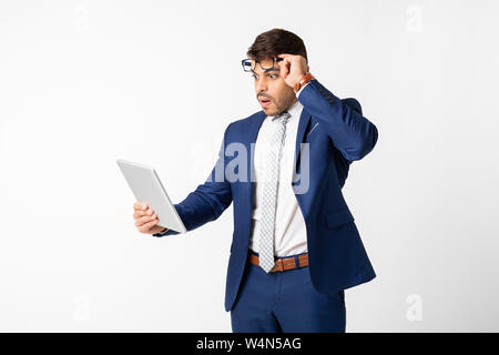 Enttäuscht und überrascht arabischen Geschäftsmann an Tablet Bildschirm schaut Stockfoto