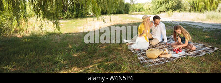 Familie Picknick im Freien mit Tochter, ruht in Park Stockfoto