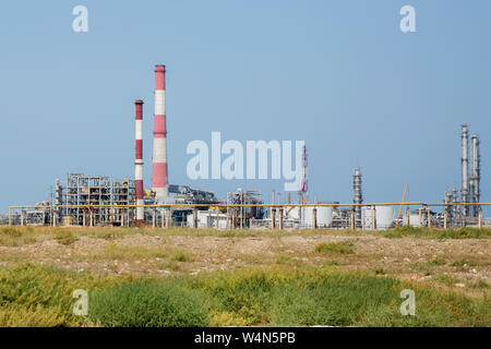 Petrochemische Anlagen Immobilien Industrie der fossilen petroleum Industrial Zone, die Ausrüstung der Erdölraffination, in der Nähe von industriellen Rohrleitungen von eine Stockfoto