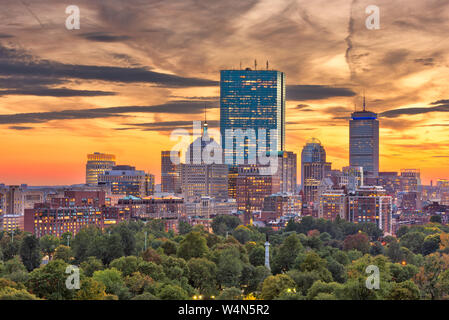 Boston, Massachusetts, USA Skyline der Innenstadt über den Park in der Abenddämmerung. Stockfoto