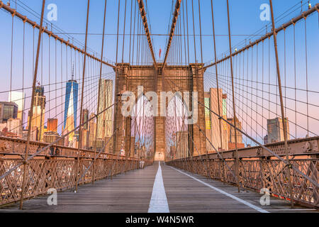 Brooklyn Bridge-Promenade mit der Skyline von New York City. Stockfoto