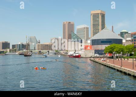 Binnenhafen und städtischen Skyline von Baltimore, Maryland, mit Aquarium sichtbar, an einem sonnigen Tag, 4. Mai 2006. () Stockfoto